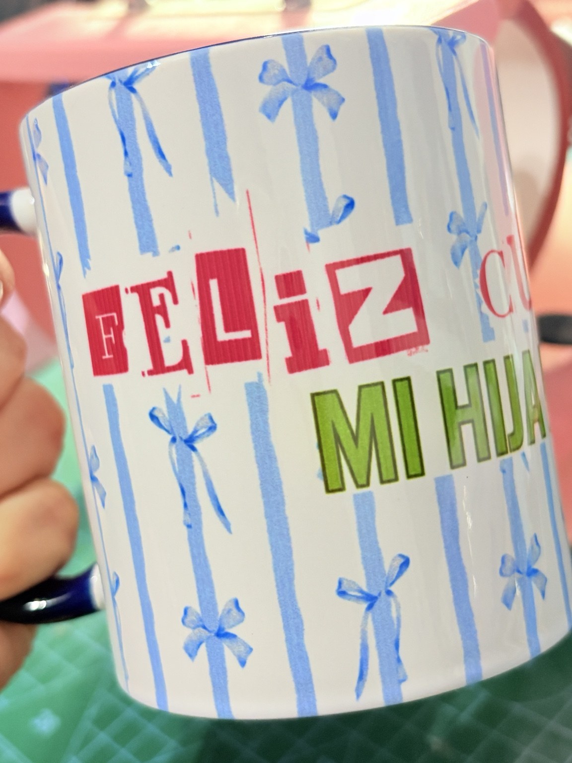 Tazón blanco con diseño de texto
