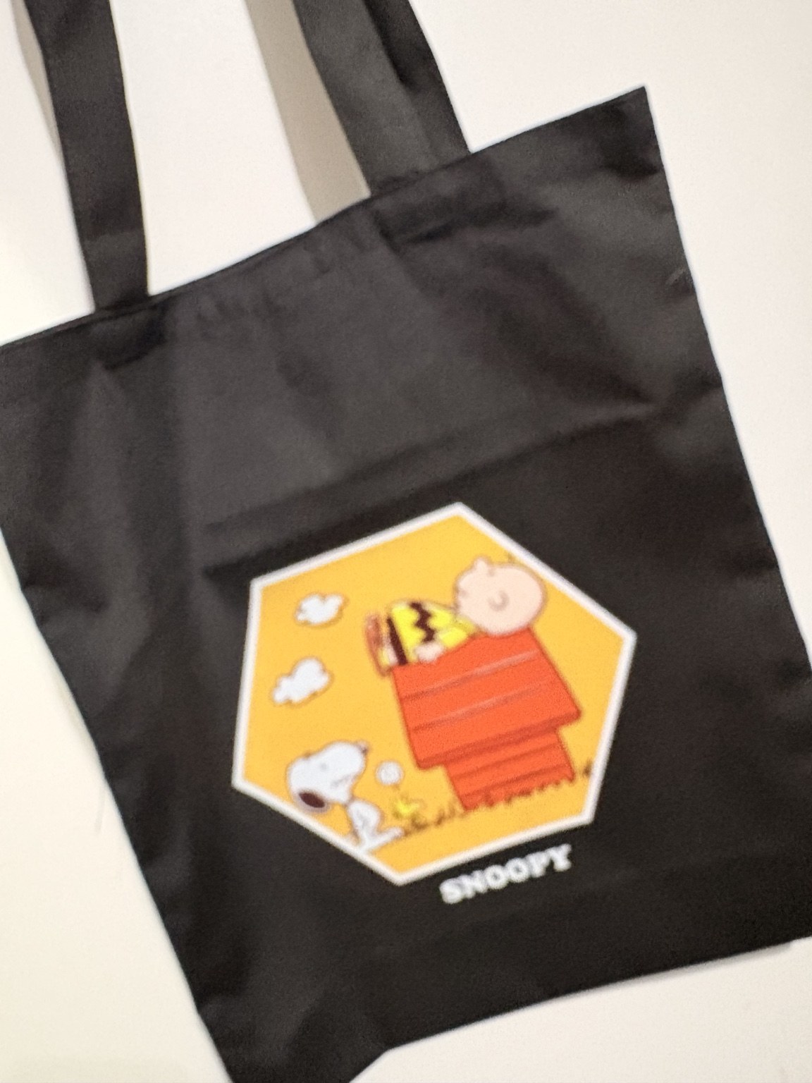 Tote bag negra con diseño geométrico