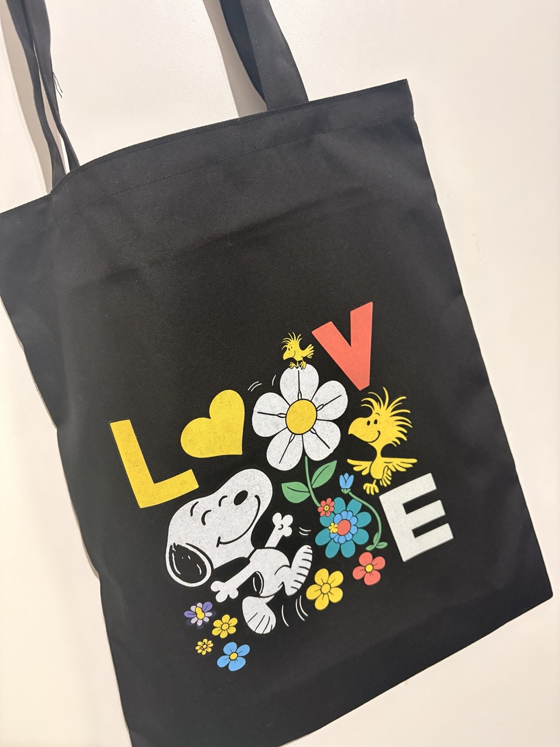 Tote bag negra con diseño floral