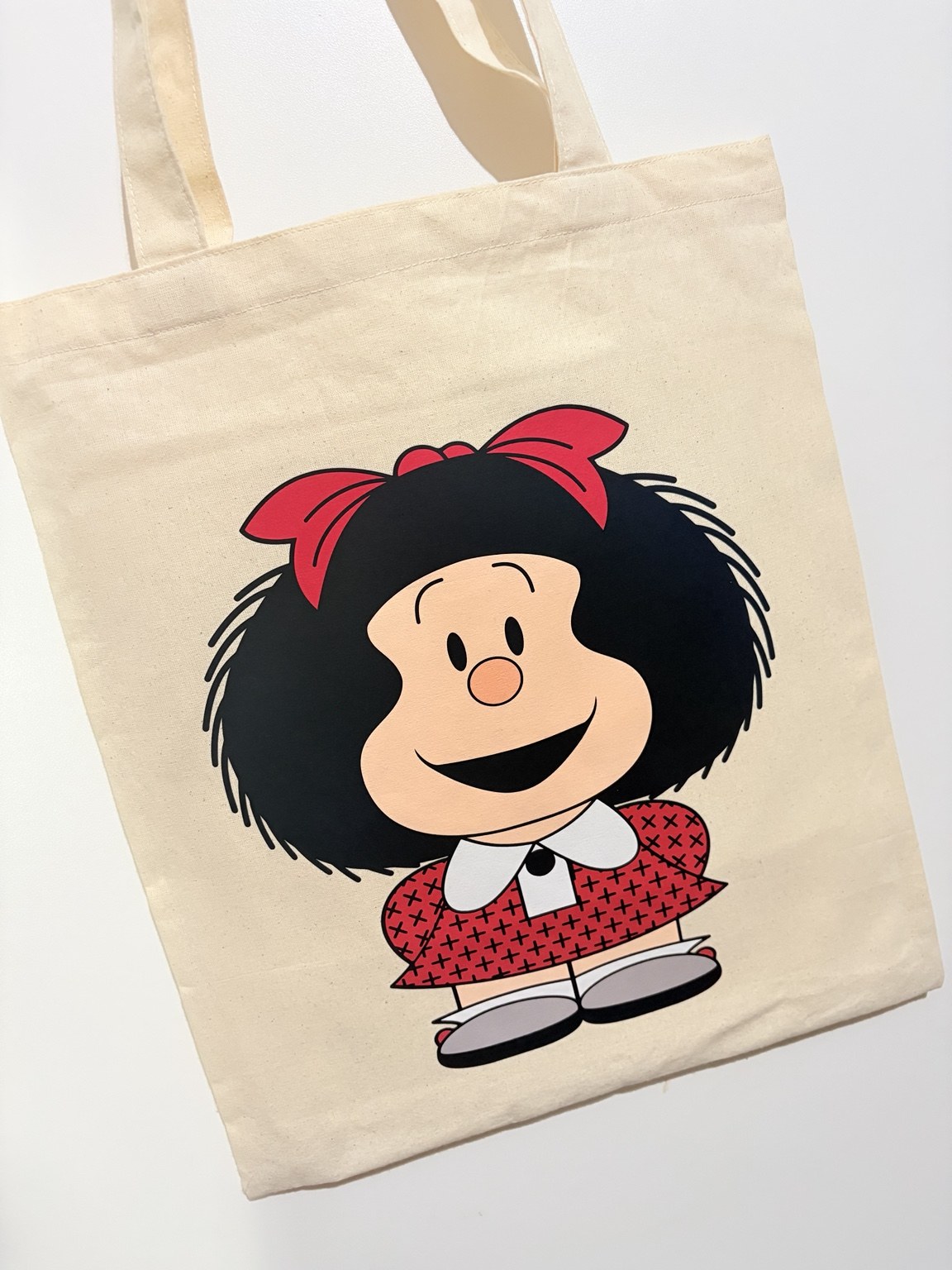 Tote bag clara con ilustración de Mafalda