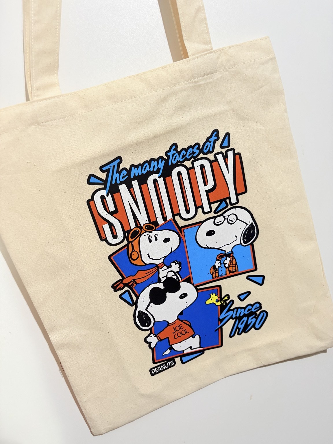 Tazón con asa roja y diseño de Snoopy